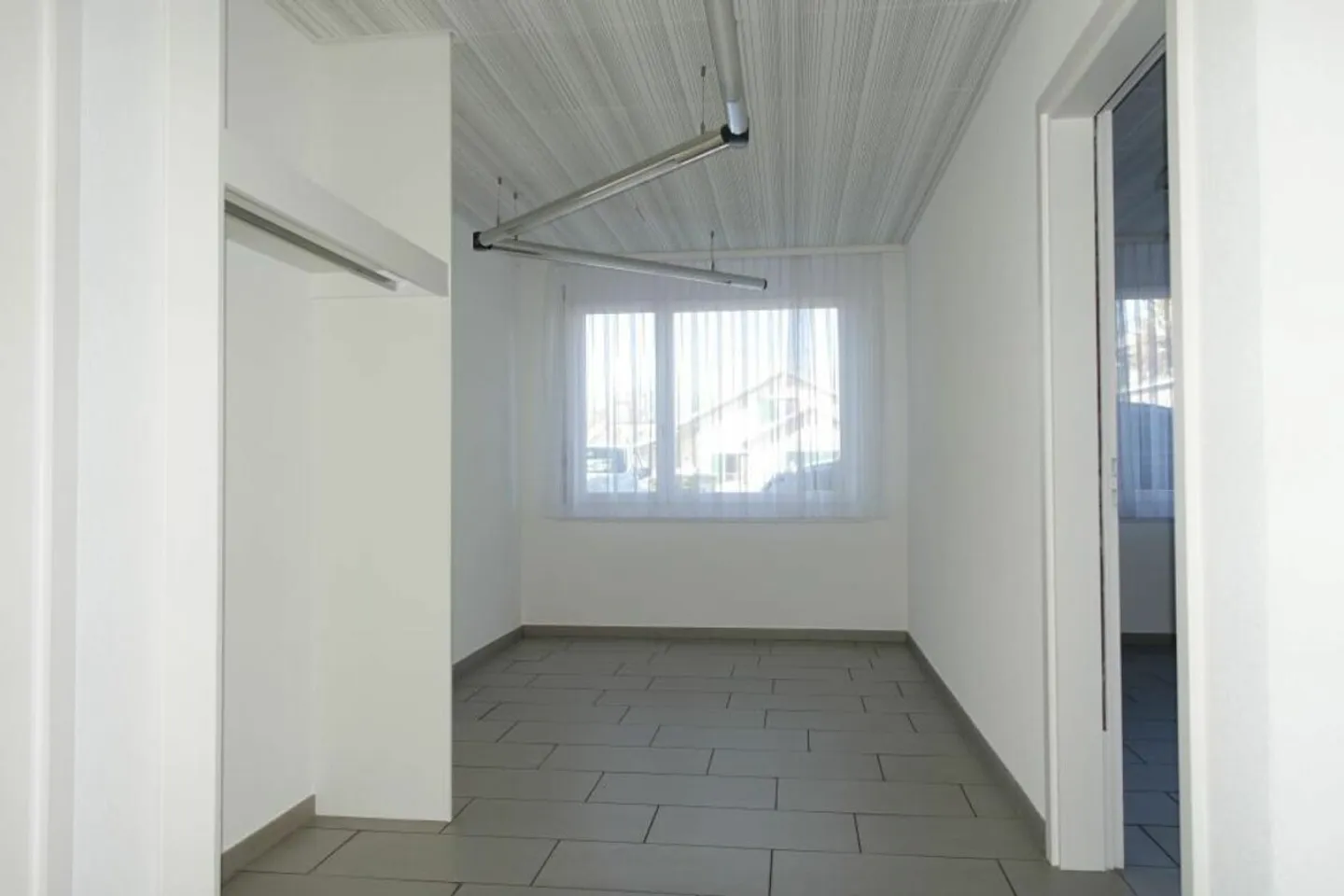 Geräumige Praxis- und Büroräumlichkeiten im Erdgeschoss und Untergeschoss - Foto 10 von 40