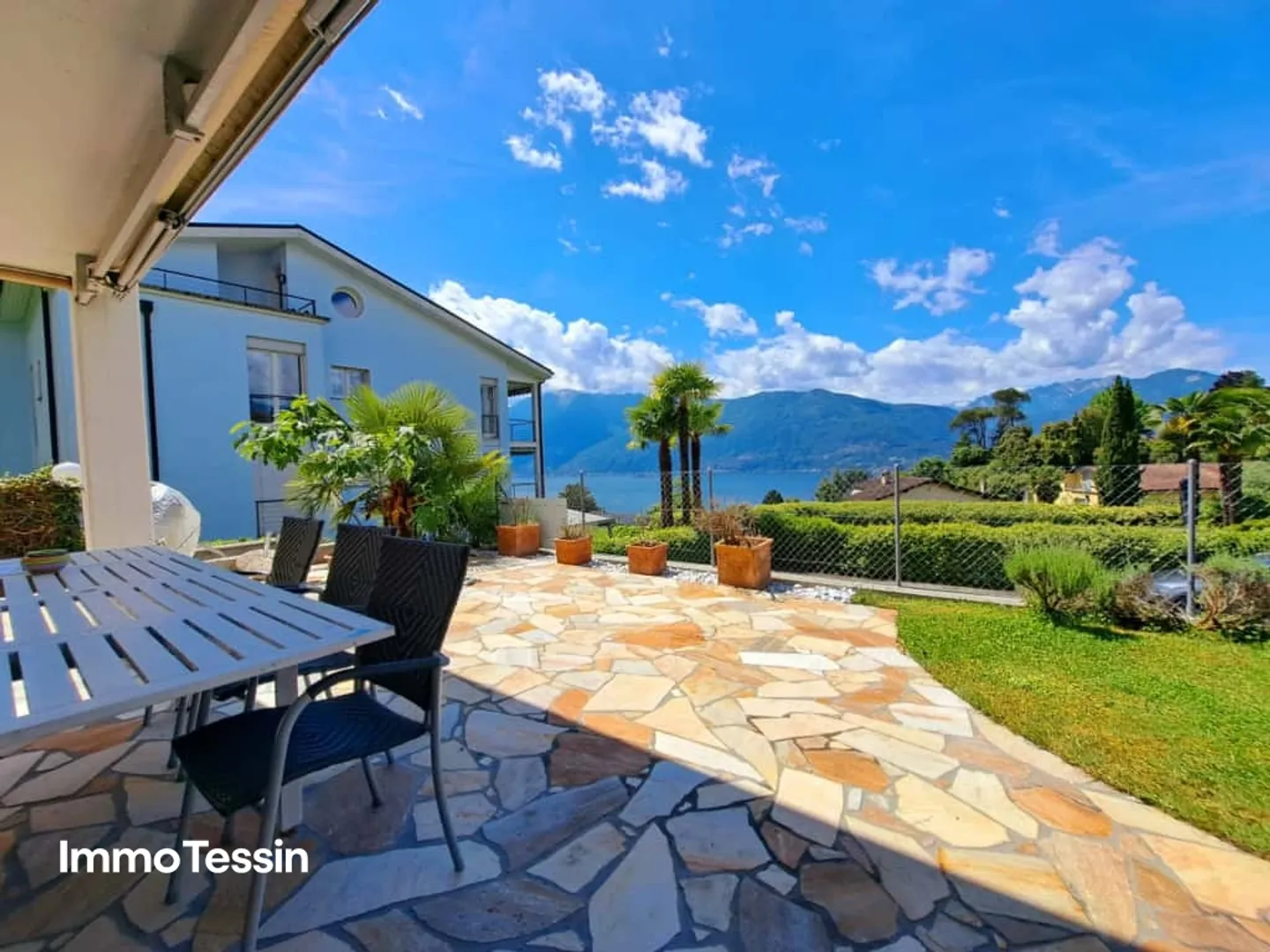 RÉSIDENCE SECONDAIRE : Grand appartement avec 120 m2 de jardin privé & magnifique vue sur le lac Majeur - Photo 1 sur 13