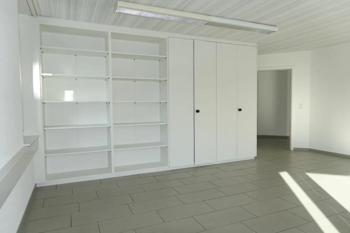 Geräumige Praxis- und Büroräumlichkeiten im Erdgeschoss und Untergeschoss - Foto 14 von 40