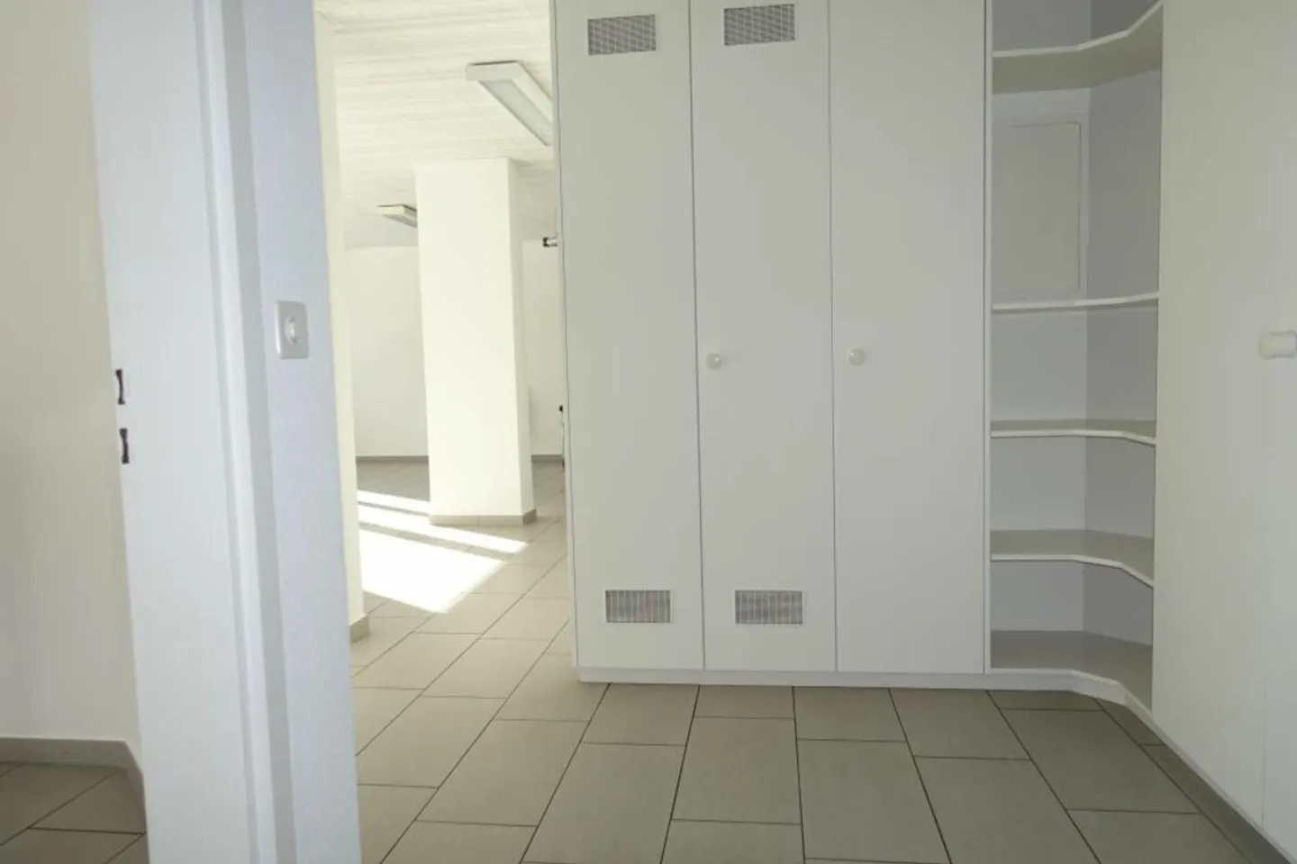 Geräumige Praxis- und Büroräumlichkeiten im Erdgeschoss und Untergeschoss - Foto 15 von 40