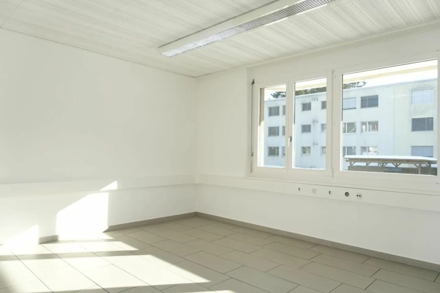 Geräumige Praxis- und Büroräumlichkeiten im Erdgeschoss und Untergeschoss - Foto 16 von 40