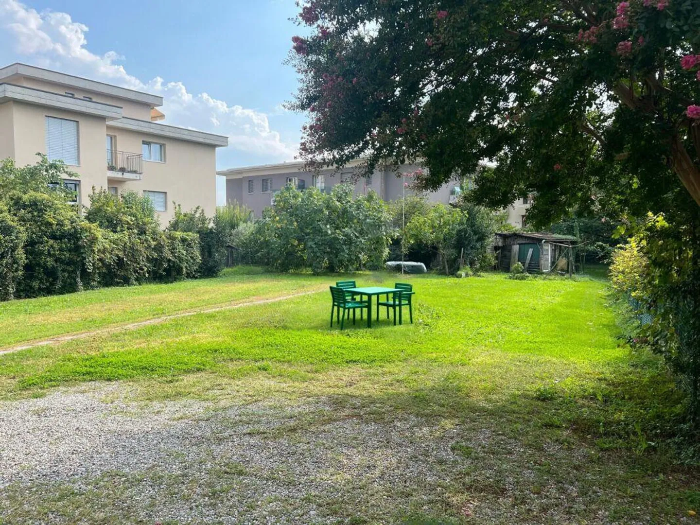 Villa aus der Epoche zur Wiederbewertung, mit bebaubarem Grundstück für weitere Entwicklungen - Foto 3 von 6