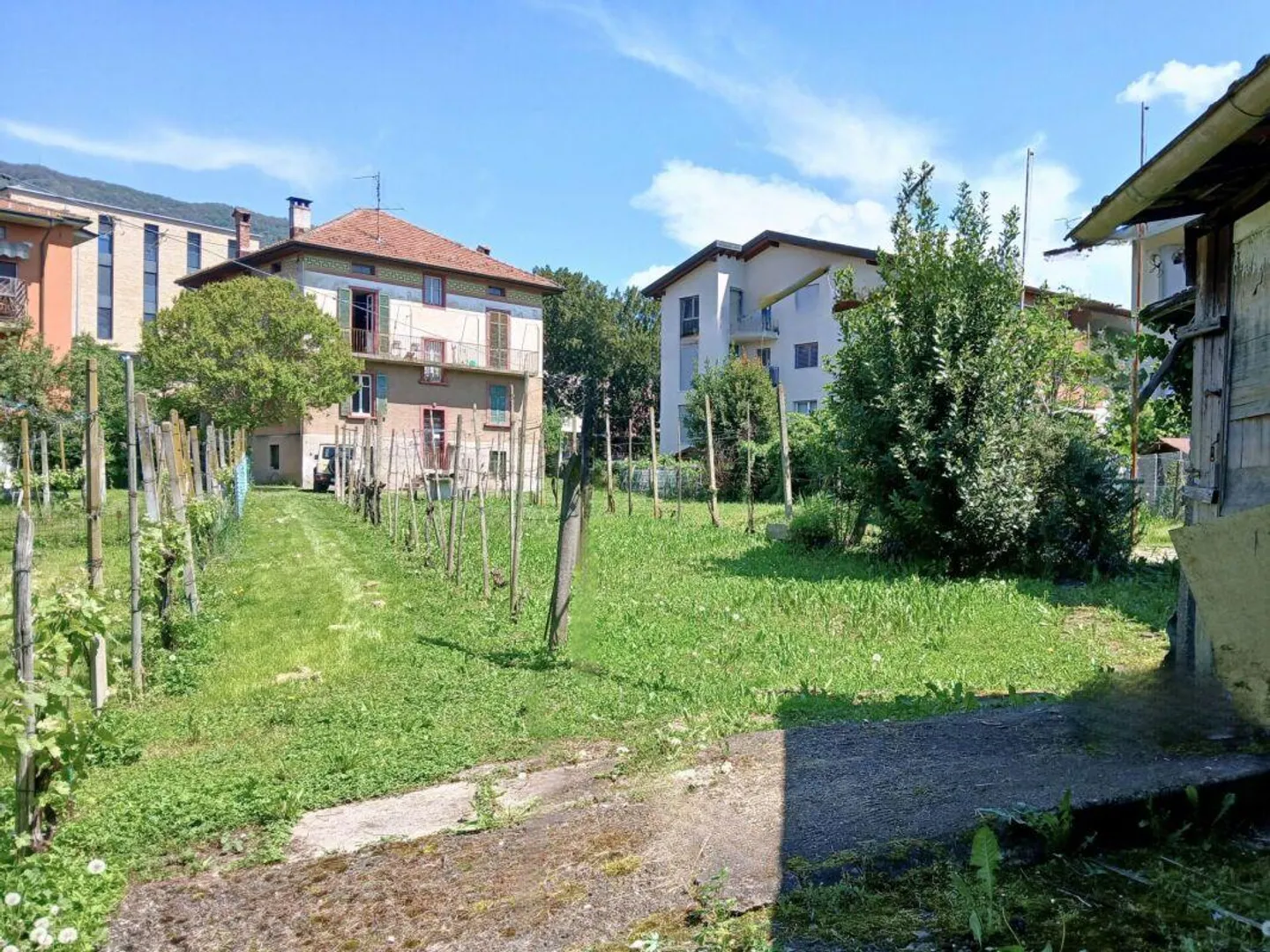 Villa aus der Epoche zur Wiederbewertung, mit bebaubarem Grundstück für weitere Entwicklungen - Foto 5 von 6