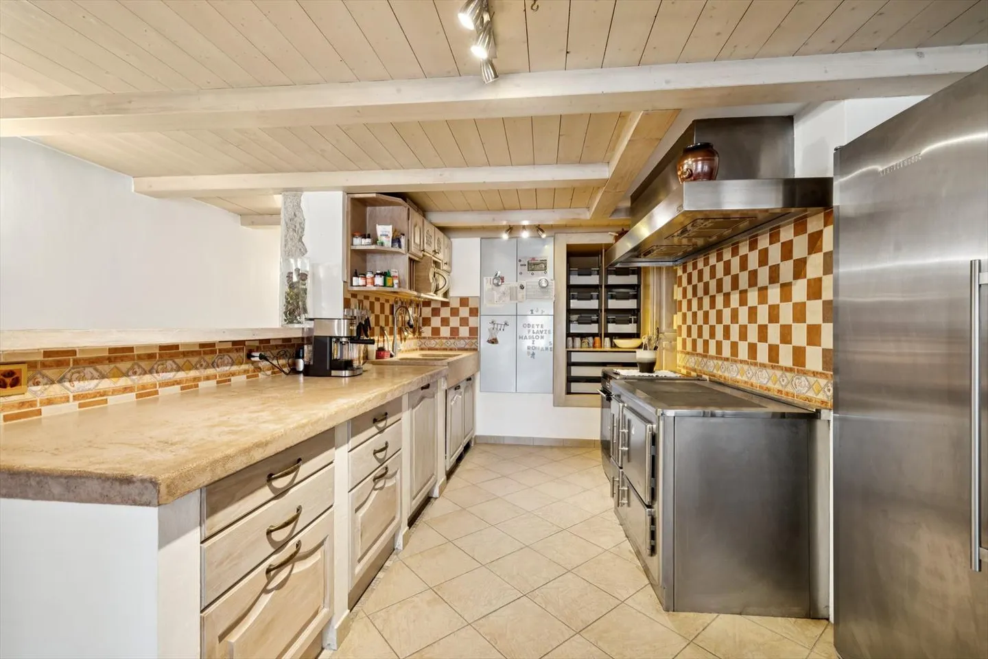 Maison de ville charmante et spacieuse, entièrement rénovée. - Photo 4 sur 11