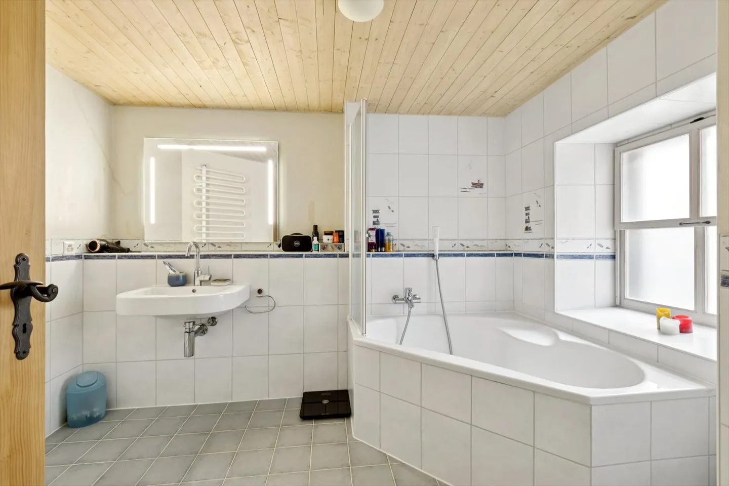 Maison de ville charmante et spacieuse, entièrement rénovée. - Photo 7 sur 11