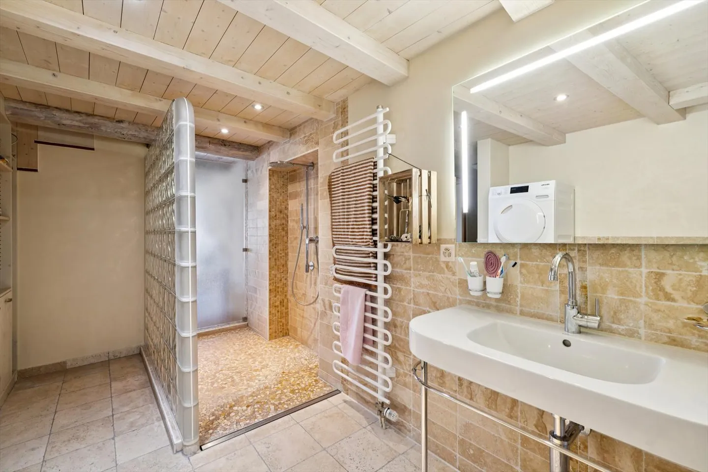 Maison de ville charmante et spacieuse, entièrement rénovée. - Photo 8 sur 11