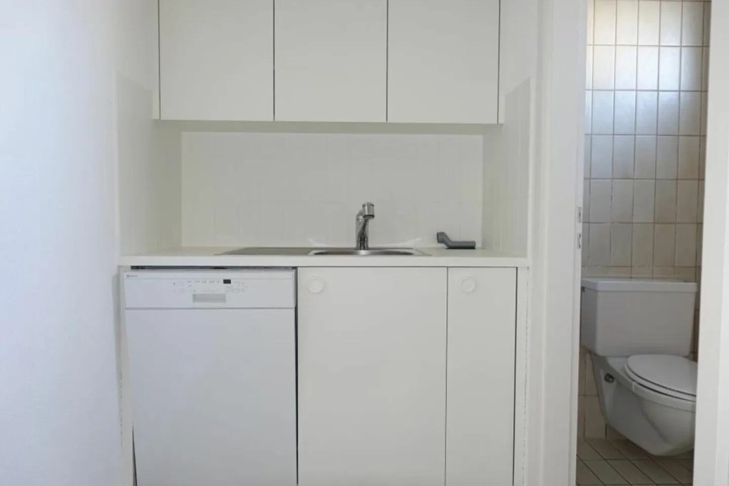 Geräumige Praxis- und Büroräumlichkeiten im Erdgeschoss und Untergeschoss - Foto 17 von 40