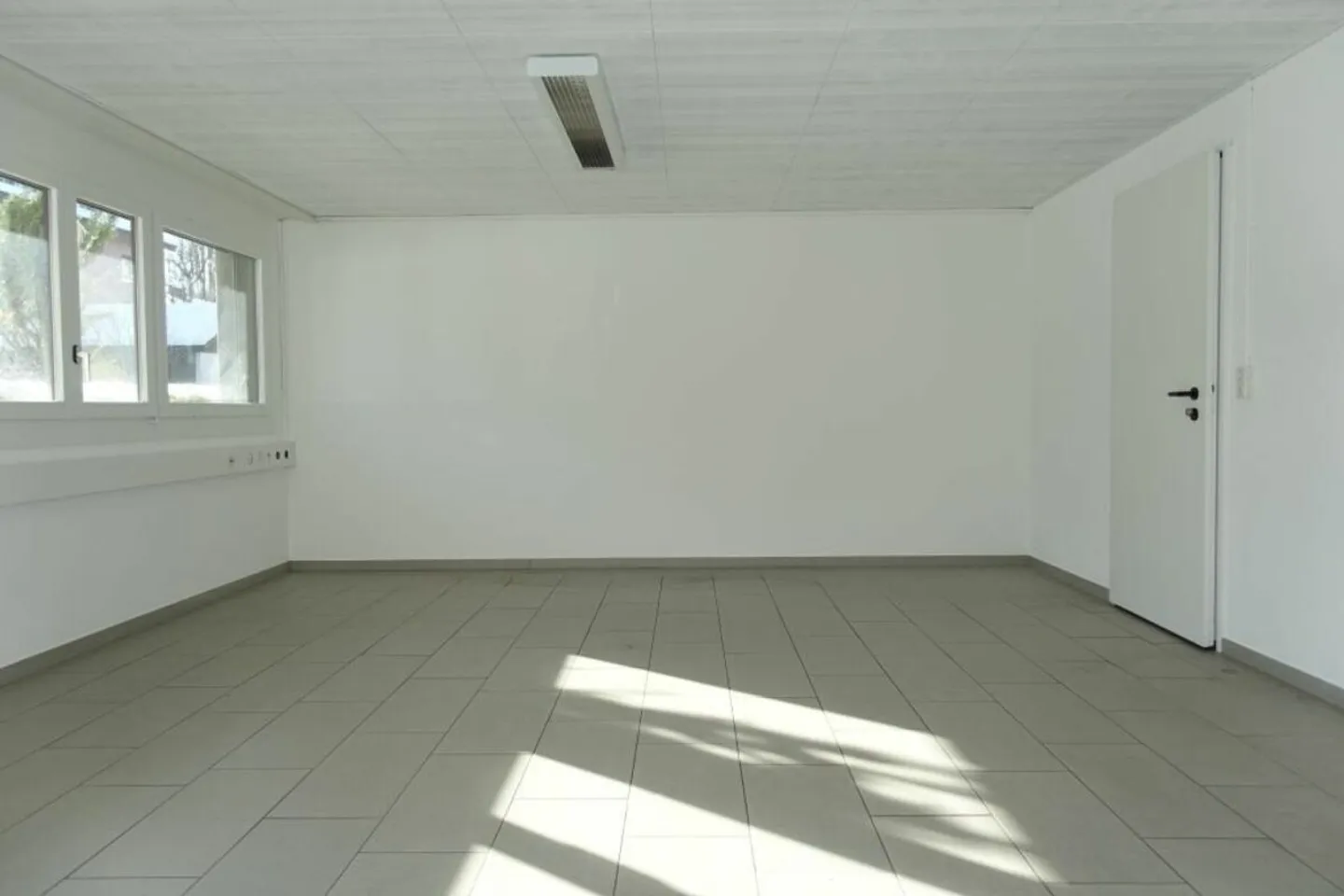 Geräumige Praxis- und Büroräumlichkeiten im Erdgeschoss und Untergeschoss - Foto 22 von 40