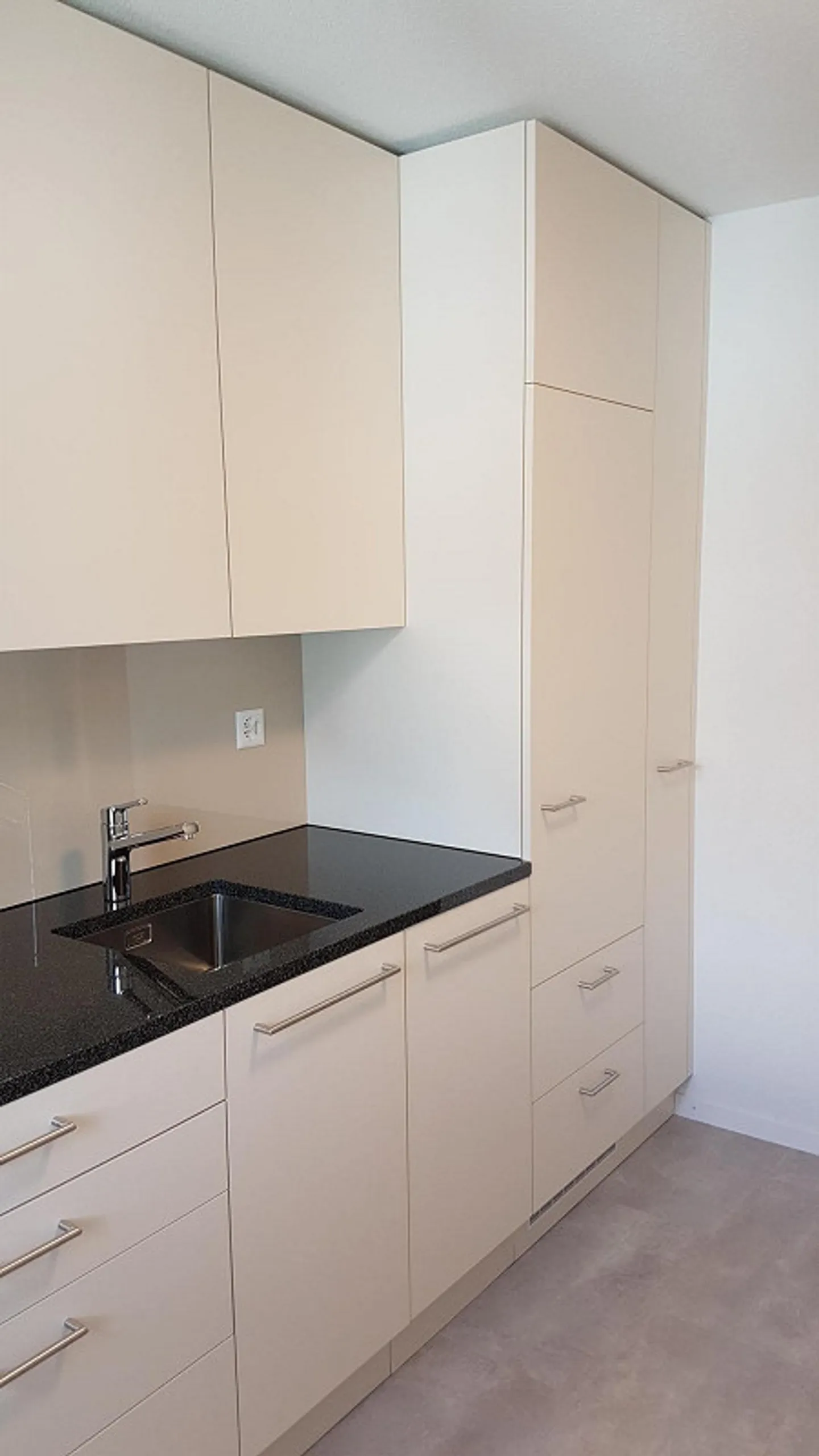 Affordable, very well located 4-room apartment - Photo 2 of 8
