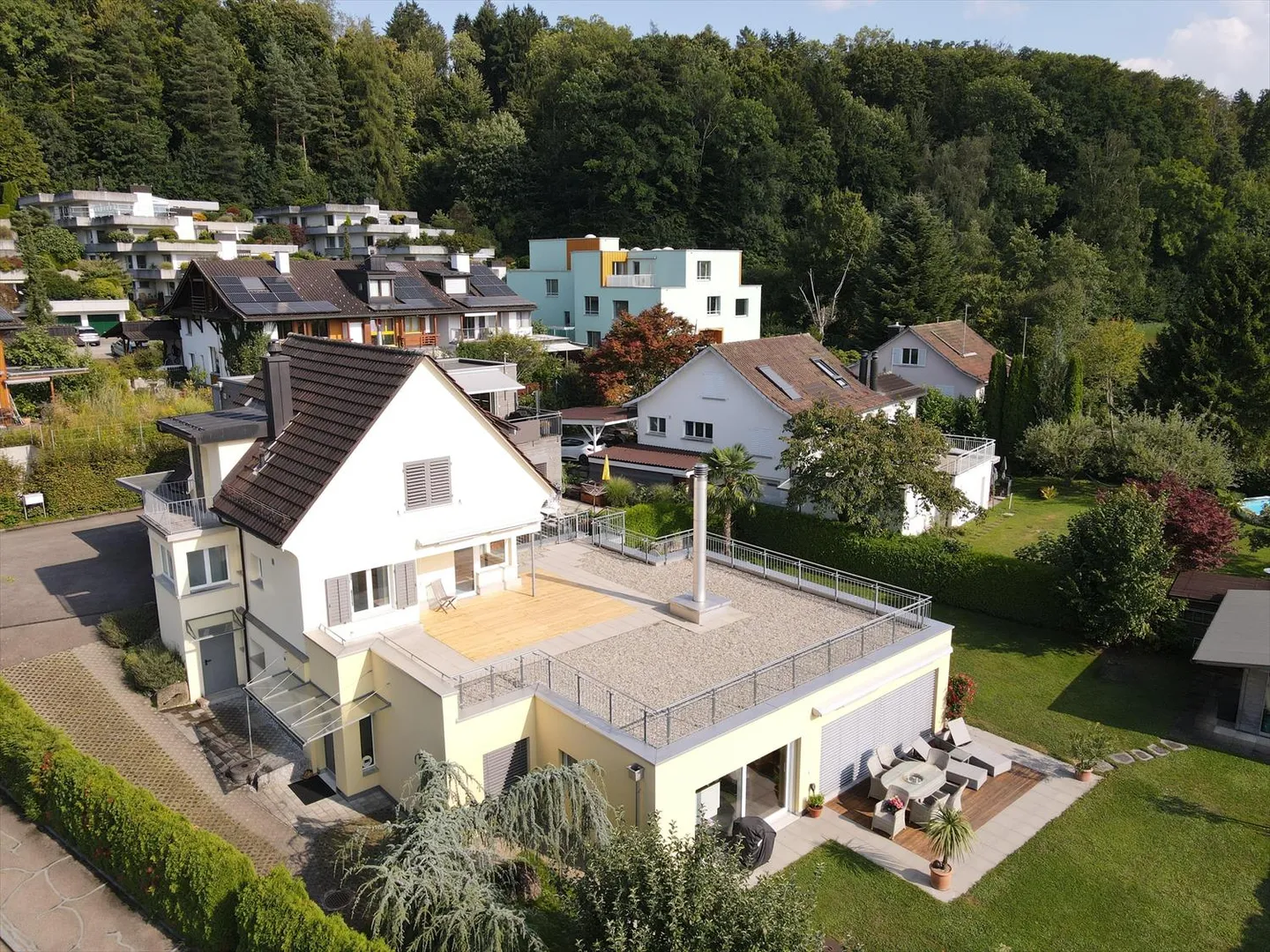 Belle maison bi-familiale avec grande terrasse dans un quartier résidentiel calme à Wettswil am Albis - Photo 1 sur 13