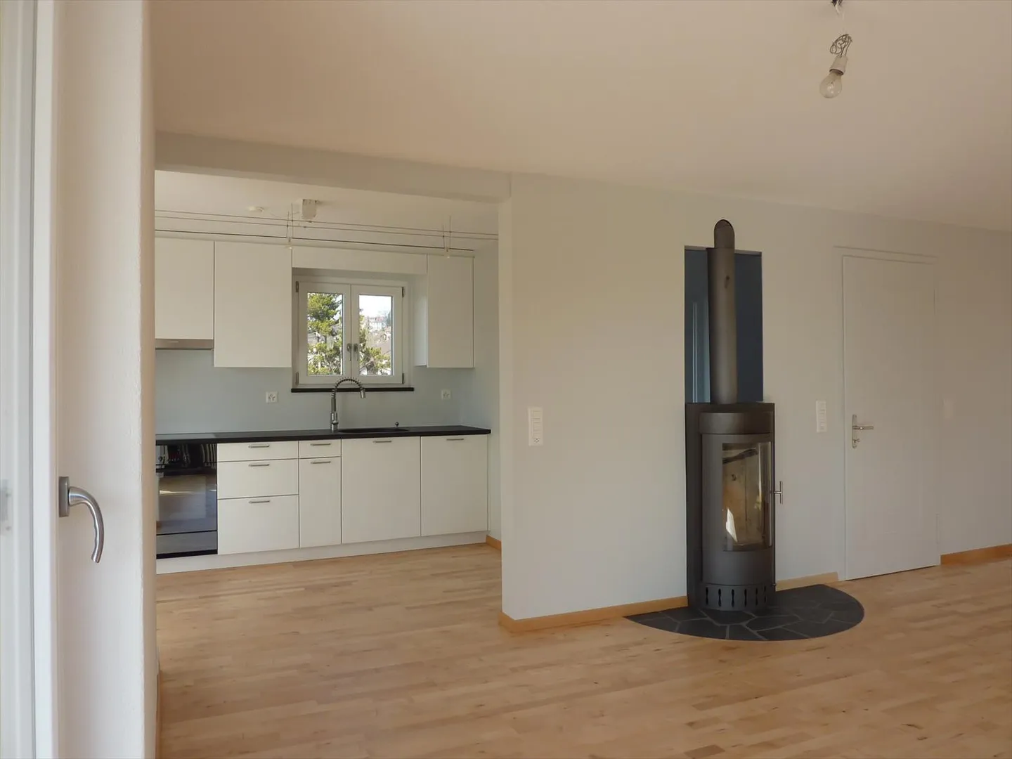 Belle maison bi-familiale avec grande terrasse dans un quartier résidentiel calme à Wettswil am Albis - Photo 4 sur 13