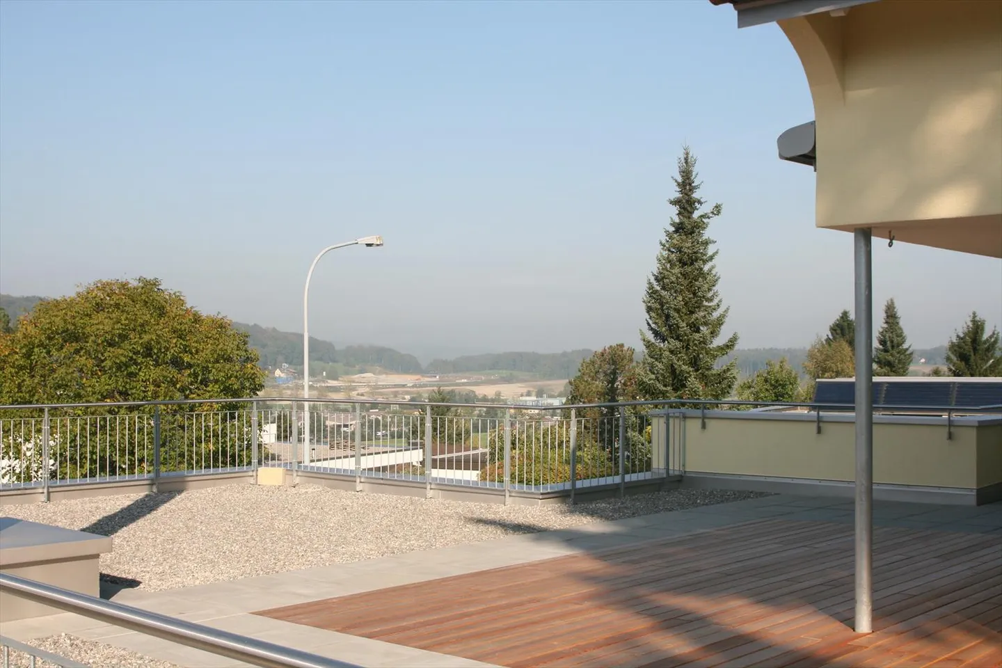 Belle maison bi-familiale avec grande terrasse dans un quartier résidentiel calme à Wettswil am Albis - Photo 9 sur 13