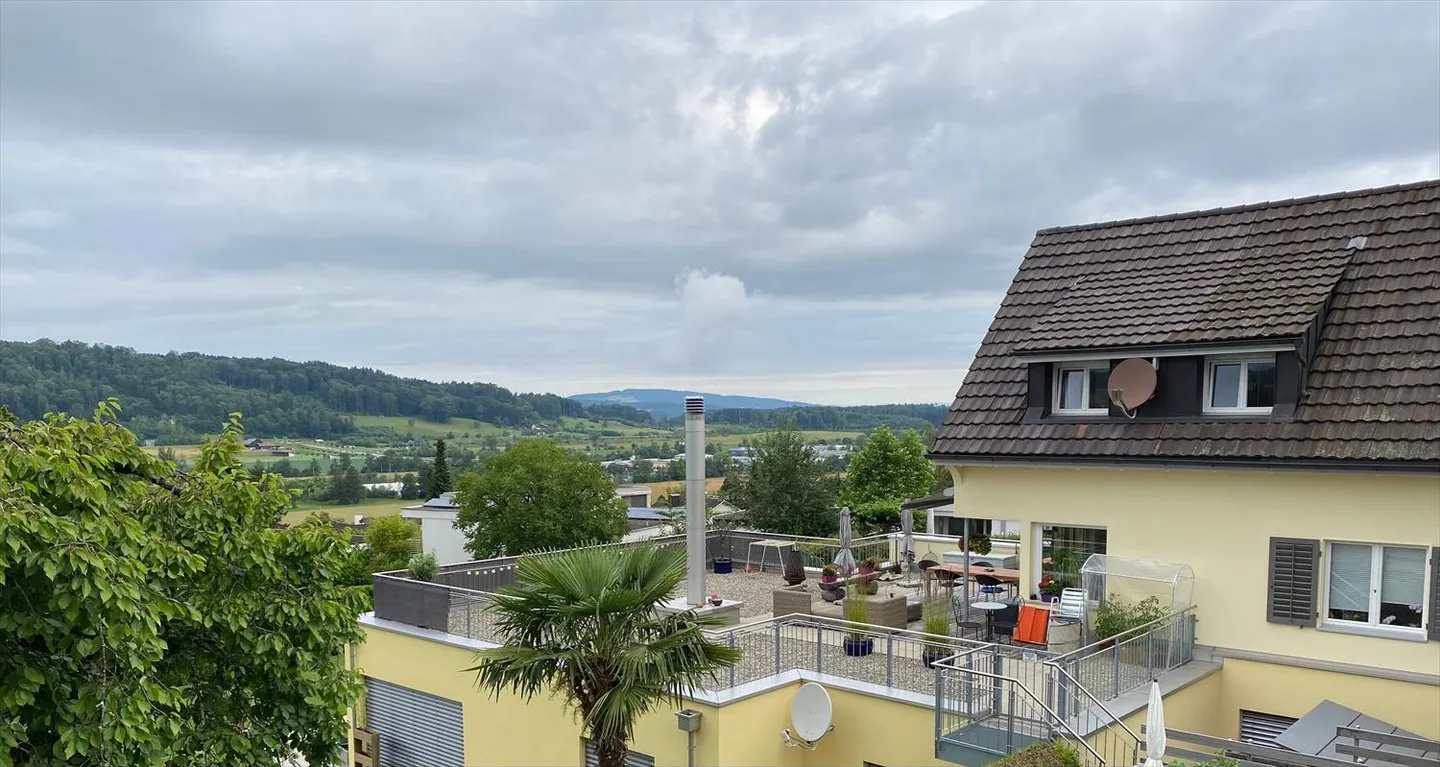 Belle maison bi-familiale avec grande terrasse dans un quartier résidentiel calme à Wettswil am Albis - Photo 10 sur 13