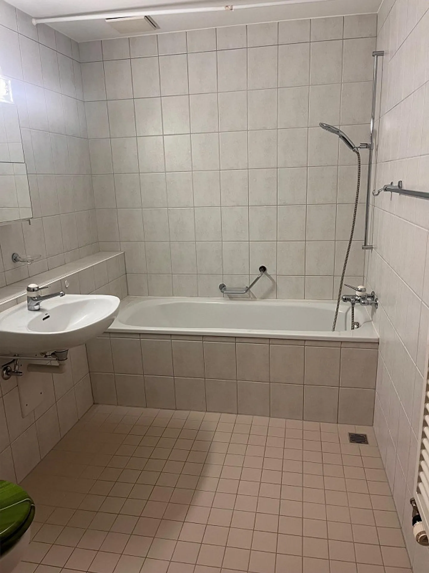 Appartement ancien spacieux de 1,5 pièce en emplacement central - Photo 1 sur 7