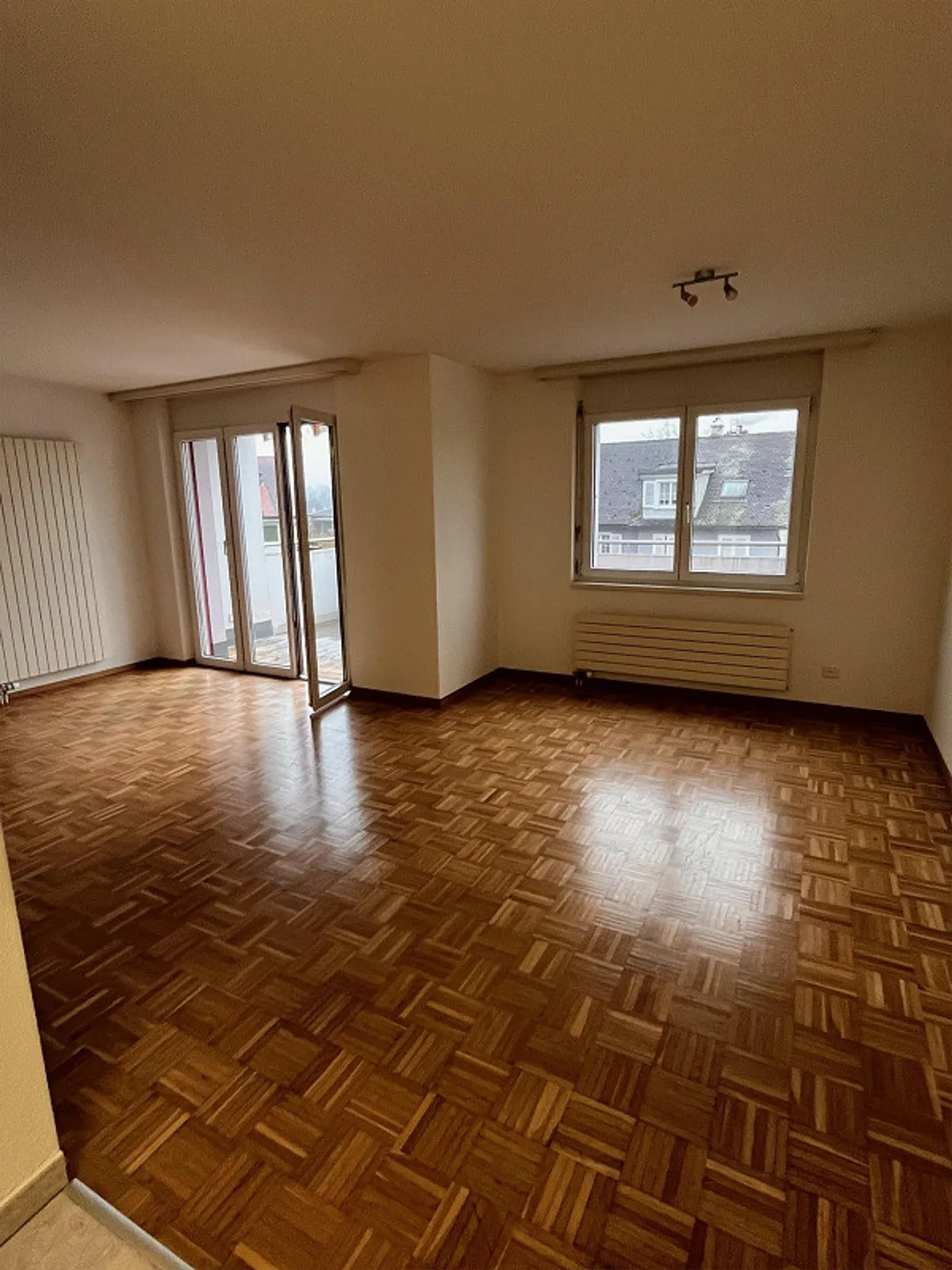 Appartement ancien spacieux de 1,5 pièce en emplacement central - Photo 4 sur 7