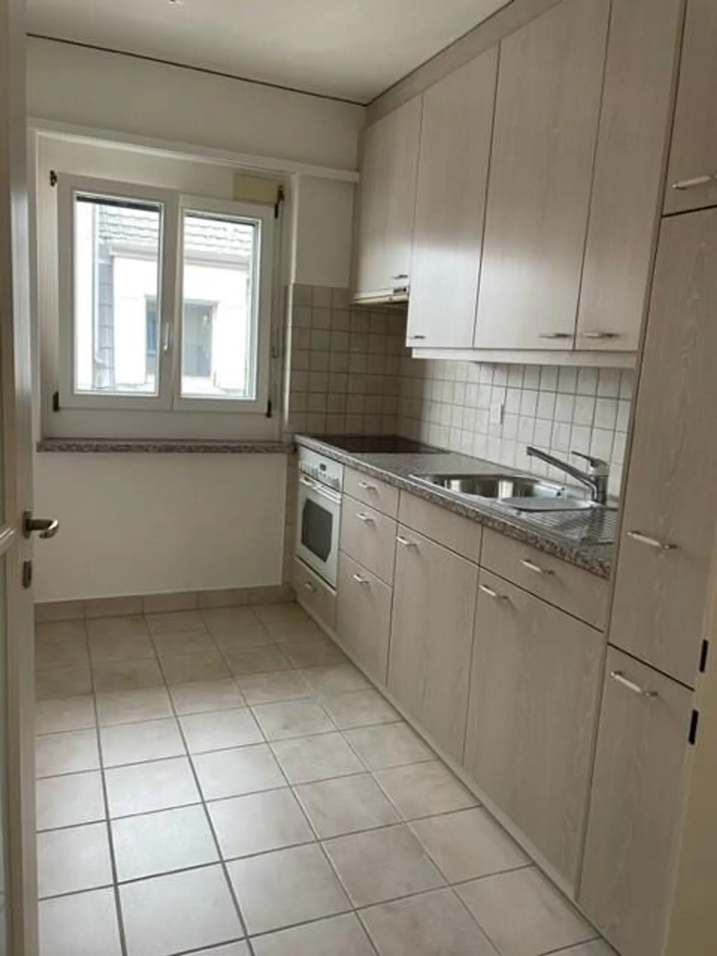 Incantevole piccolo appartamento con balcone cerca inquilino ... - Foto 2 di 4