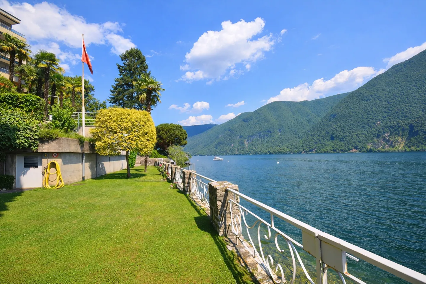 Apartment Facing Lake Lugano with Breathtaking View in Castagnola - Photo 19 of 19