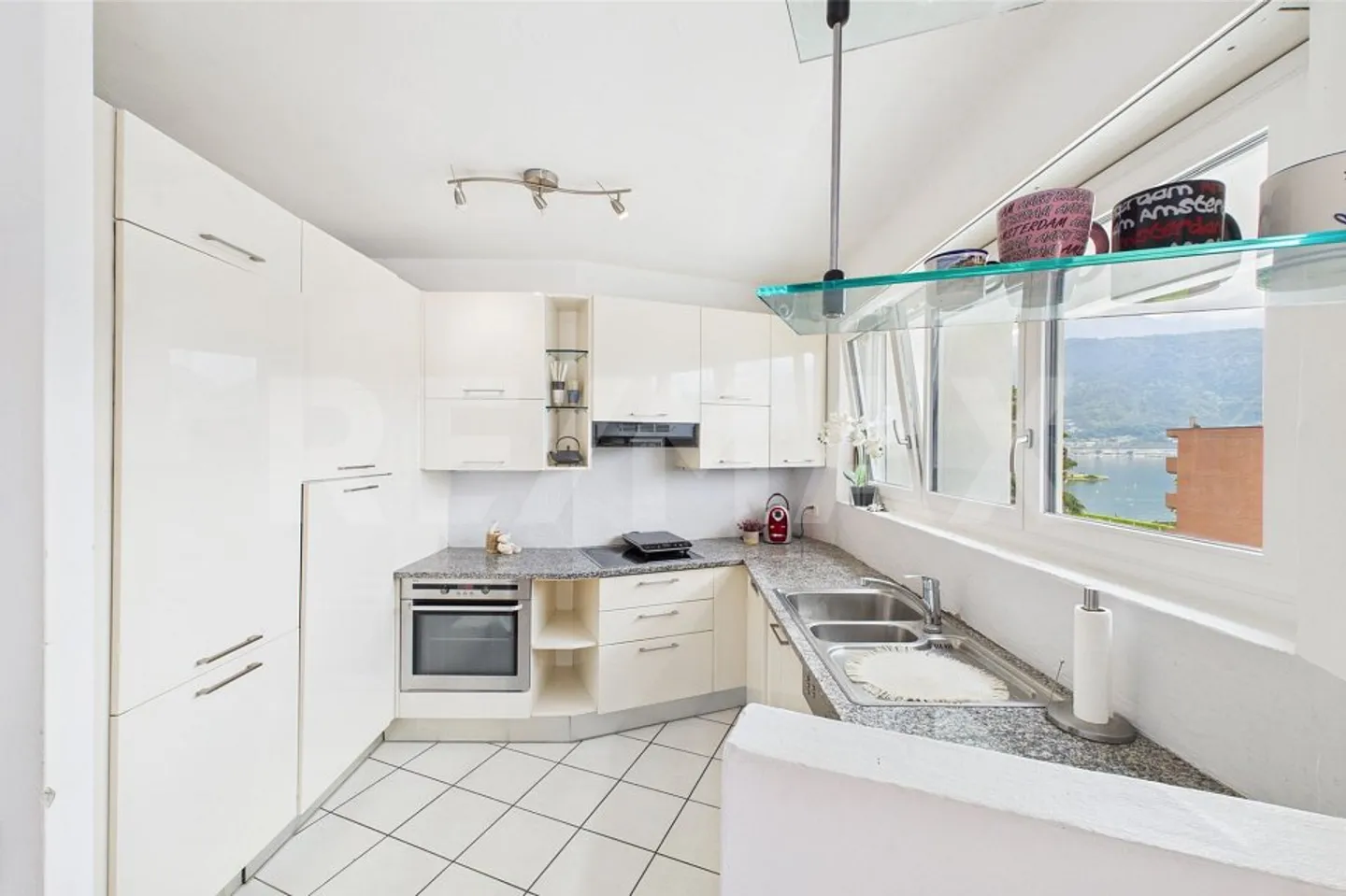 4-room apartment: central, beautiful terrace and just steps from the lake! - Photo 6 of 10