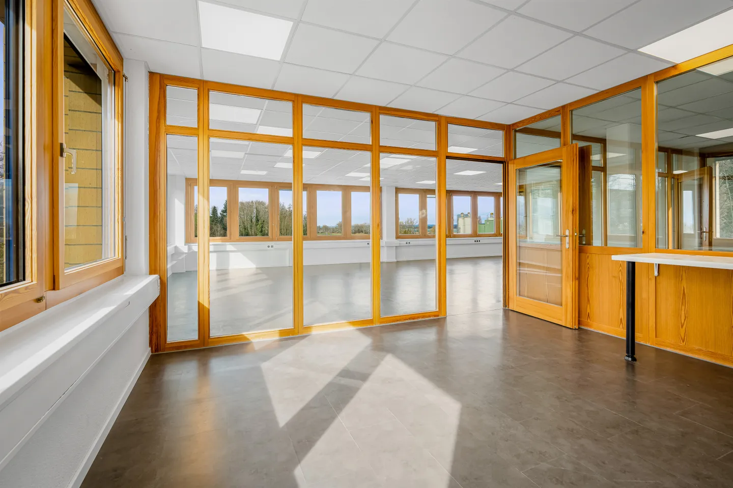 Mixed-use building for rent - Photo 12 of 15