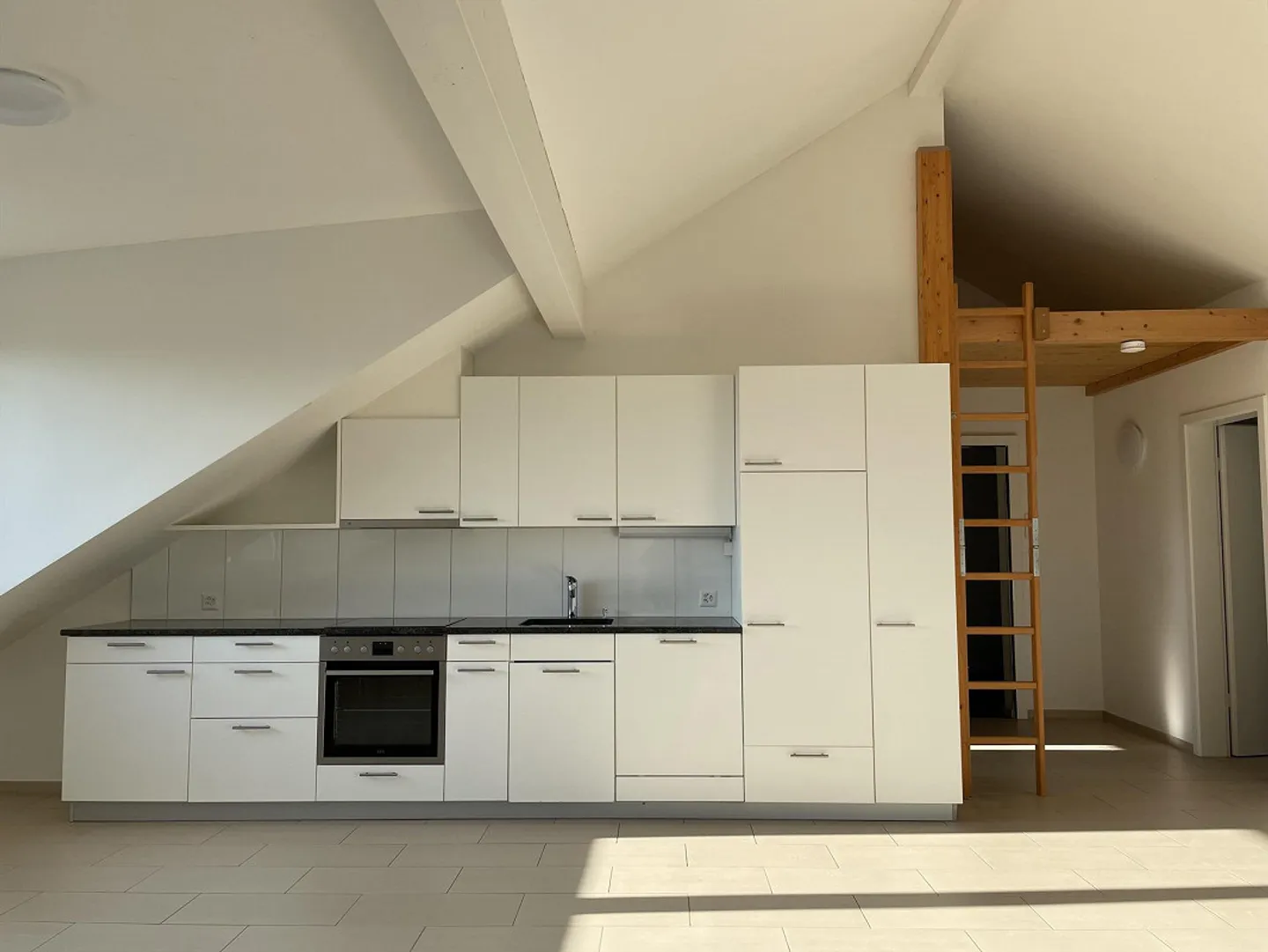 Central but Quiet Living - Bright 3.5-Room Attic Apartment - Photo 3 of 12