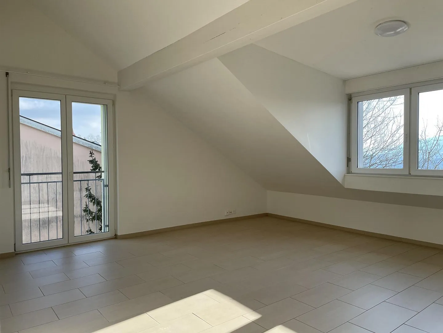 Central but Quiet Living - Bright 3.5-Room Attic Apartment - Photo 4 of 12