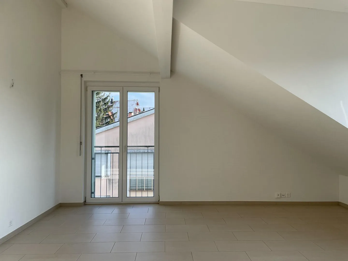 Central but Quiet Living - Bright 3.5-Room Attic Apartment - Photo 5 of 12