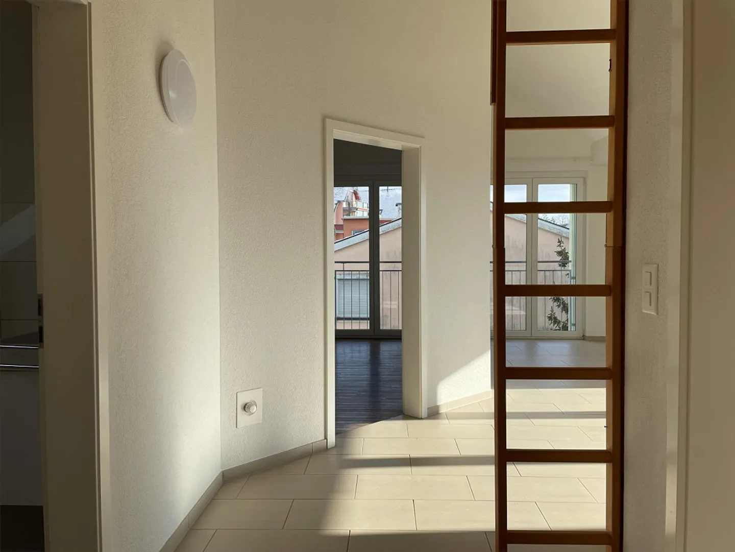 Central but Quiet Living - Bright 3.5-Room Attic Apartment - Photo 6 of 12