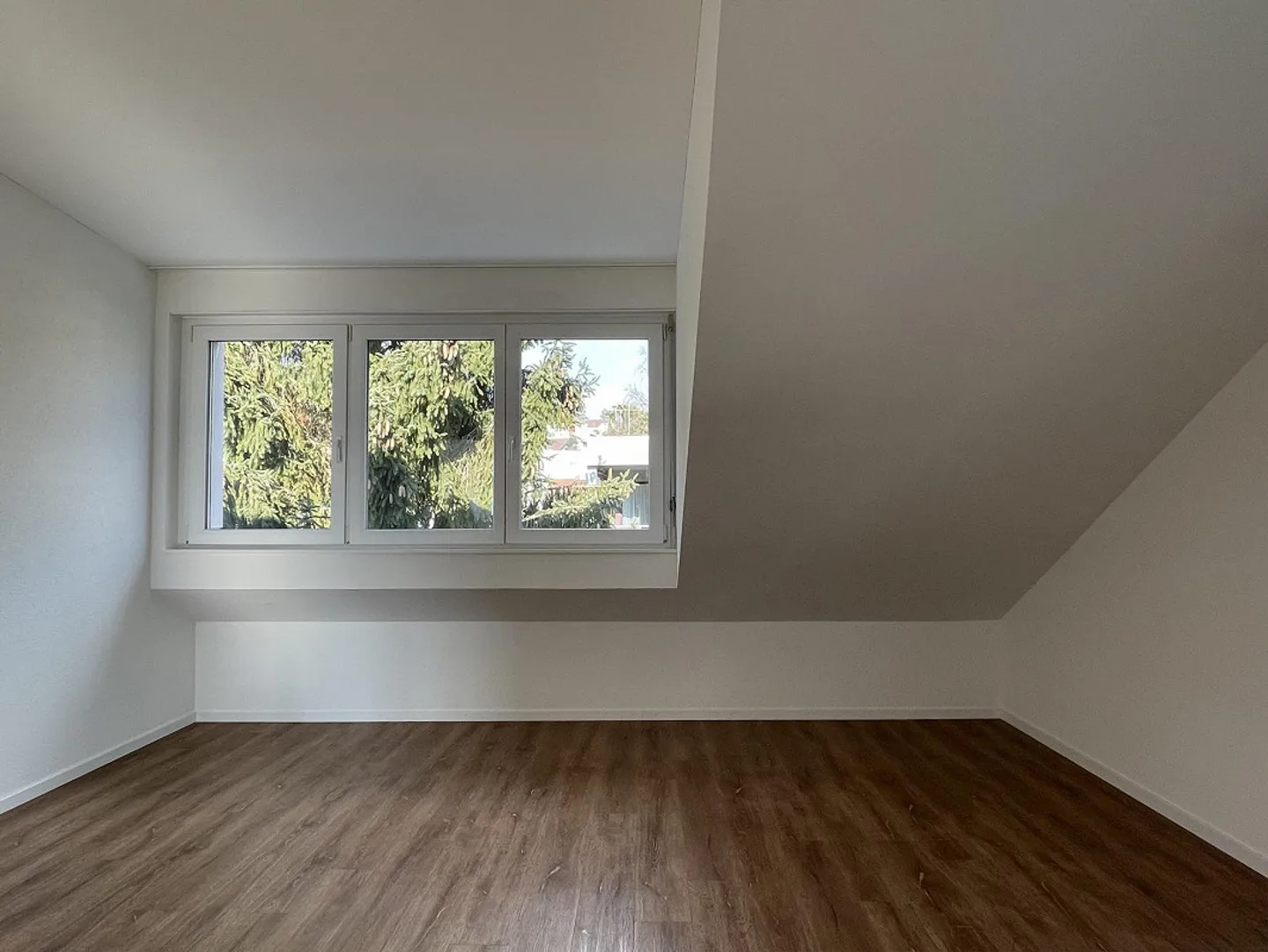 Central but Quiet Living - Bright 3.5-Room Attic Apartment - Photo 8 of 12