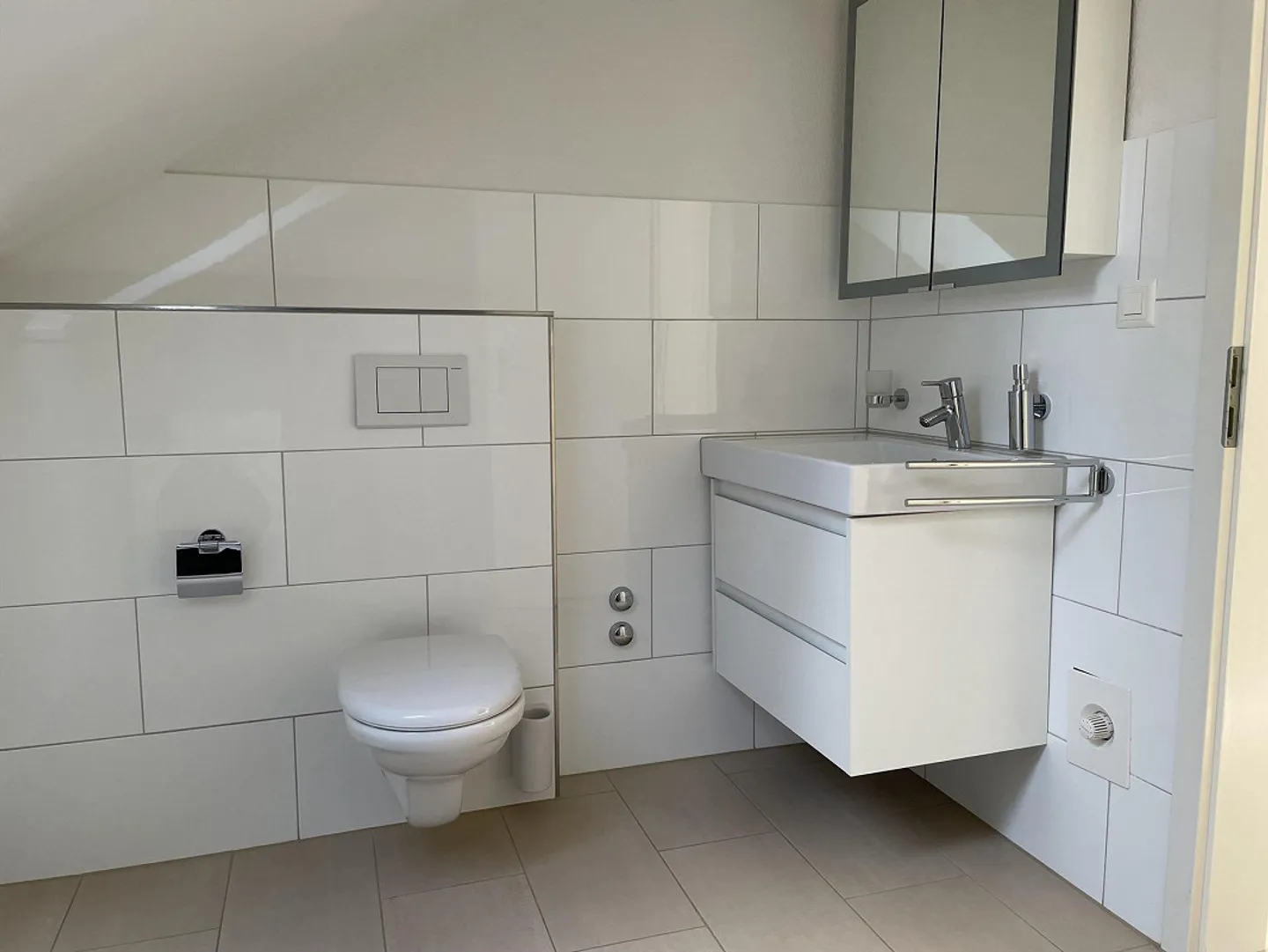 Central but Quiet Living - Bright 3.5-Room Attic Apartment - Photo 10 of 12