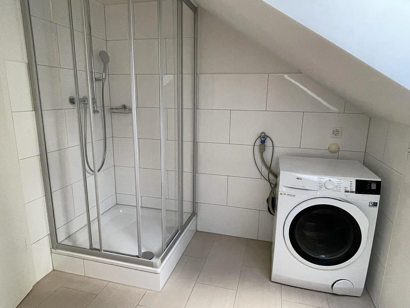 Central but Quiet Living - Bright 3.5-Room Attic Apartment - Photo 11 of 12