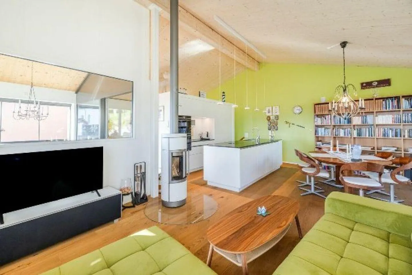 Functional single-family house in sunny, elevated location - Photo 6 of 15