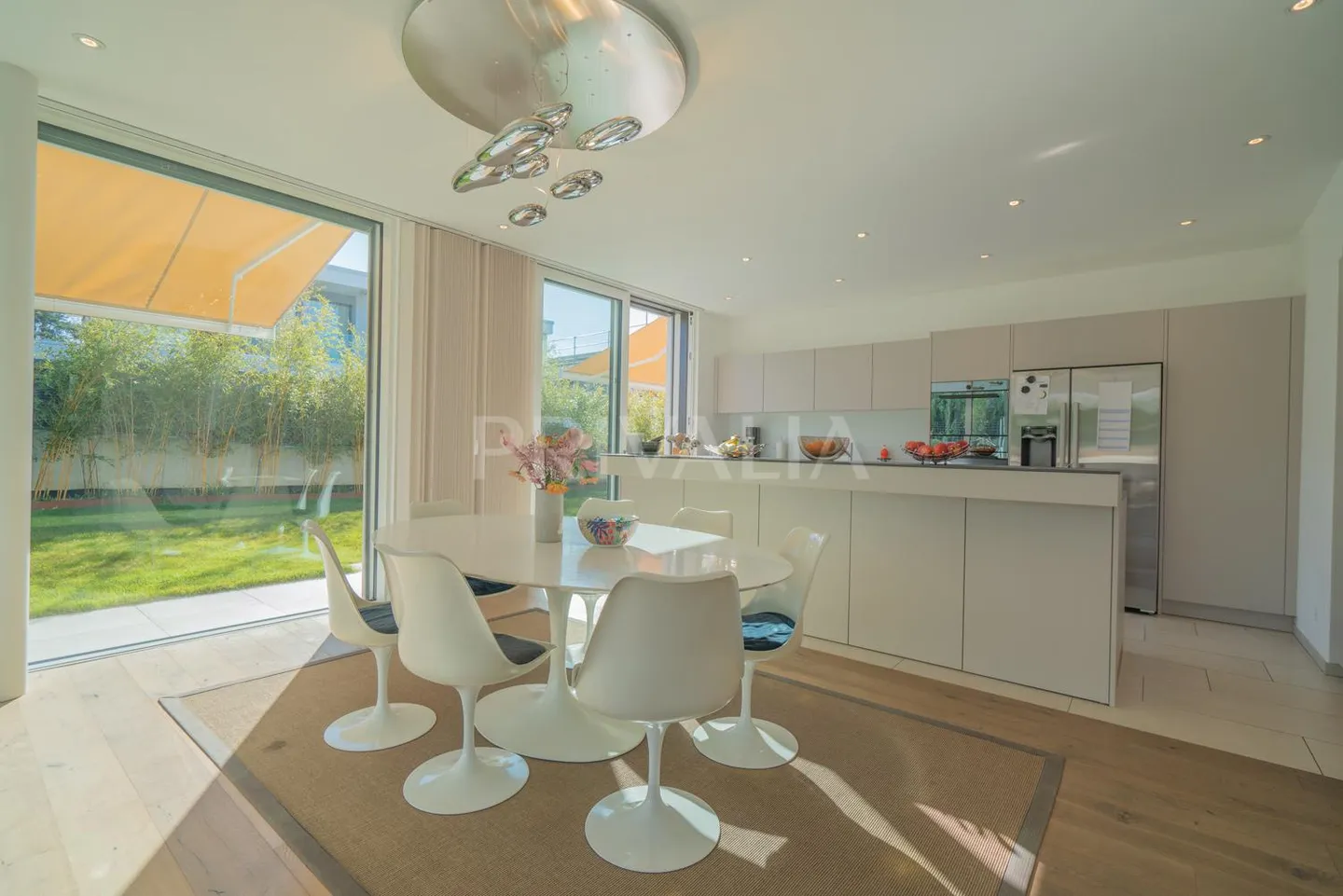 Luxuriöses Anwesen mit contemporary Möbeln und Pool - Foto 4 von 11