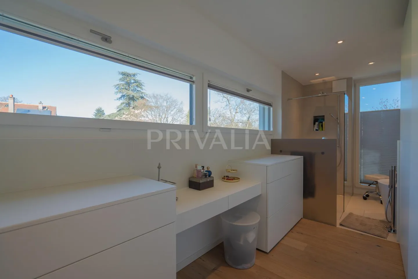 Luxuriöses Anwesen mit contemporary Möbeln und Pool - Foto 8 von 11