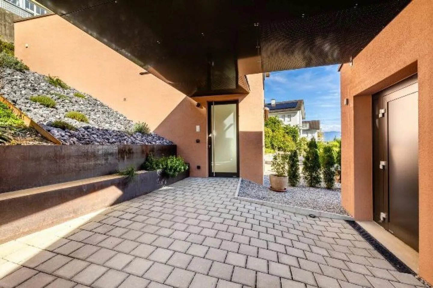 Functional single-family house in sunny, elevated location - Photo 11 of 15