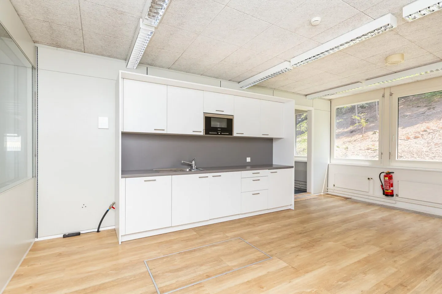 Office Space - Air-conditioned - with Raised Floors and Cafeteria - Photo 4 of 23