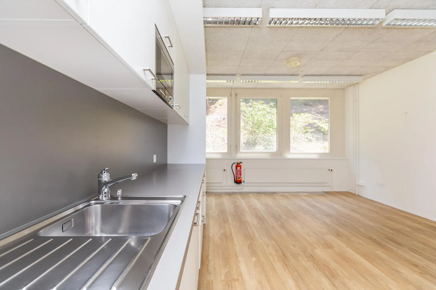 Office Space - Air-conditioned - with Raised Floors and Cafeteria - Photo 7 of 23