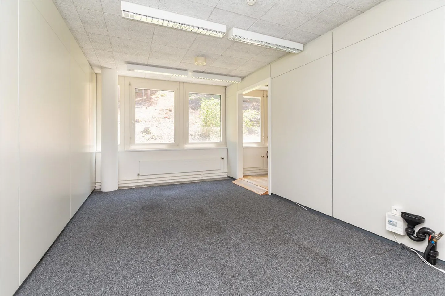 Office Space - Air-conditioned - with Raised Floors and Cafeteria - Photo 8 of 23