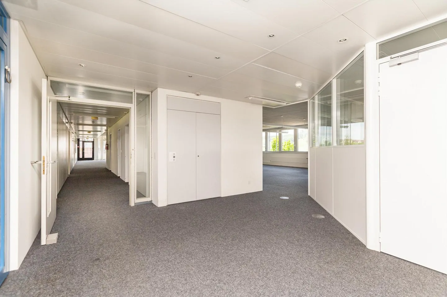 Office Space - Air-conditioned - with Raised Floors and Cafeteria - Photo 9 of 23