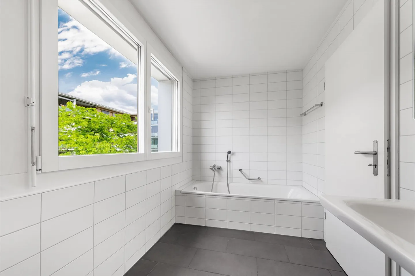 Large Modern Apartment in Pratteln - Photo 9 of 9