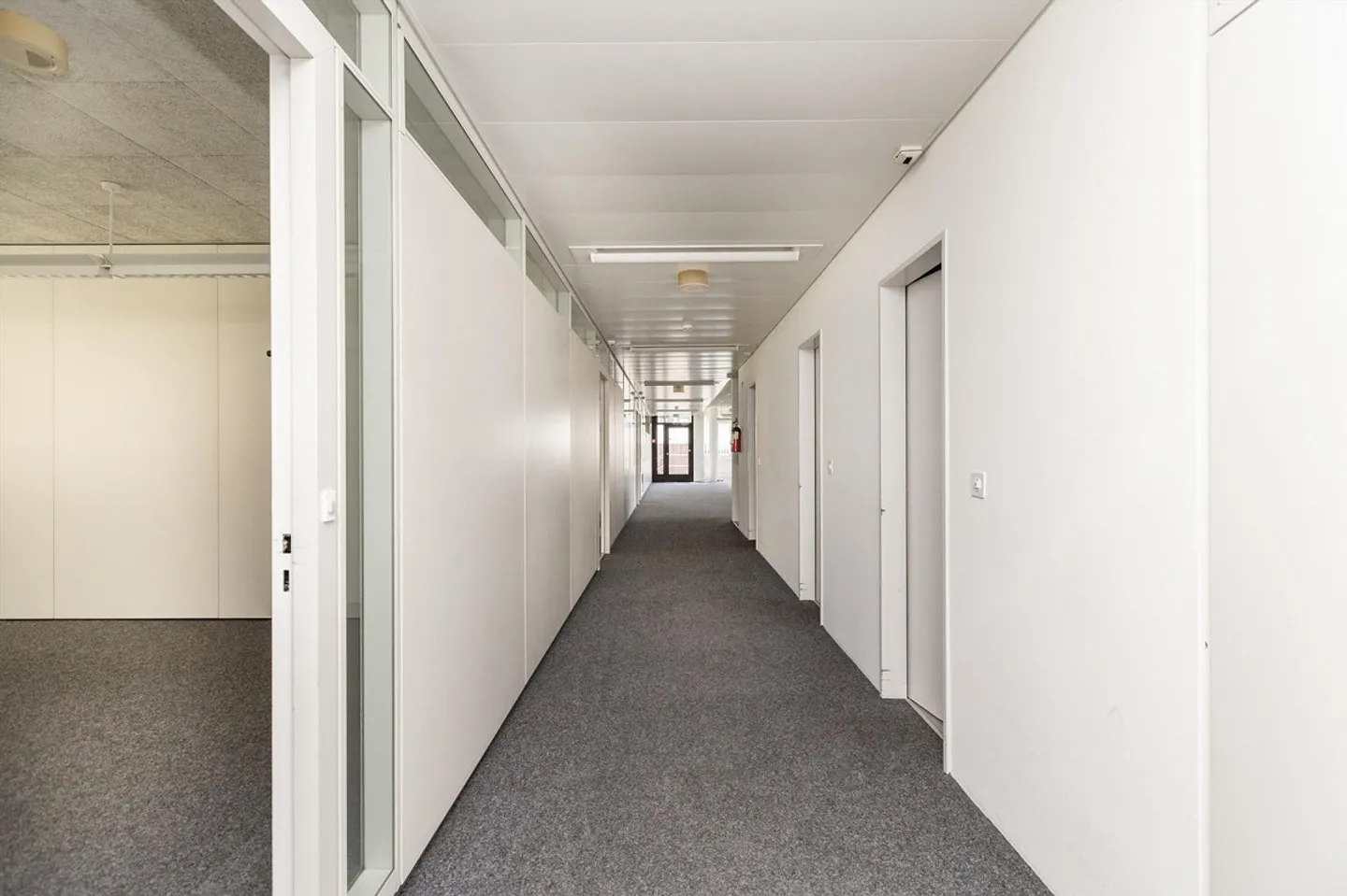 Office Space - Air-conditioned - with Raised Floors and Cafeteria - Photo 10 of 23