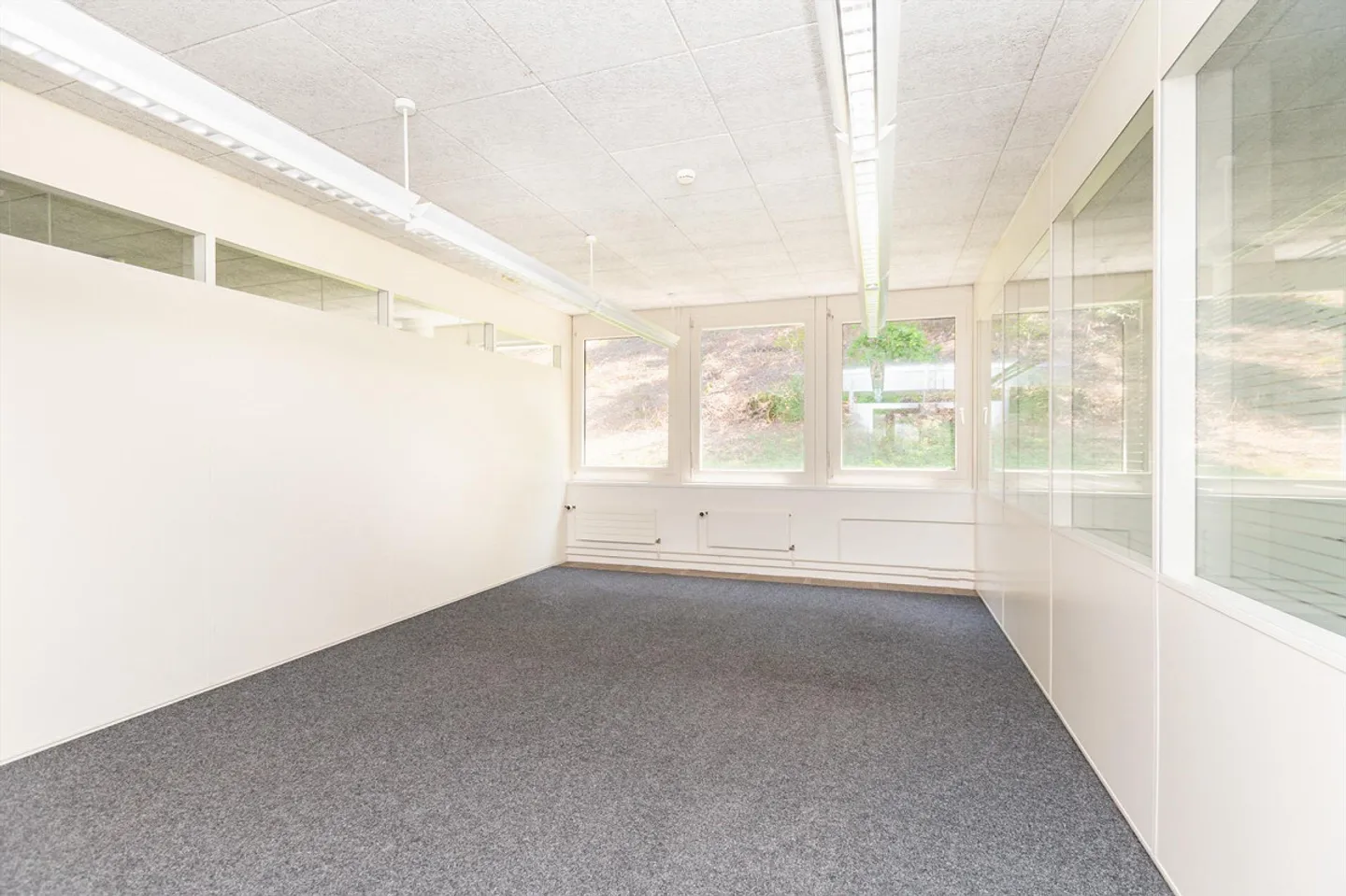 Office Space - Air-conditioned - with Raised Floors and Cafeteria - Photo 13 of 23