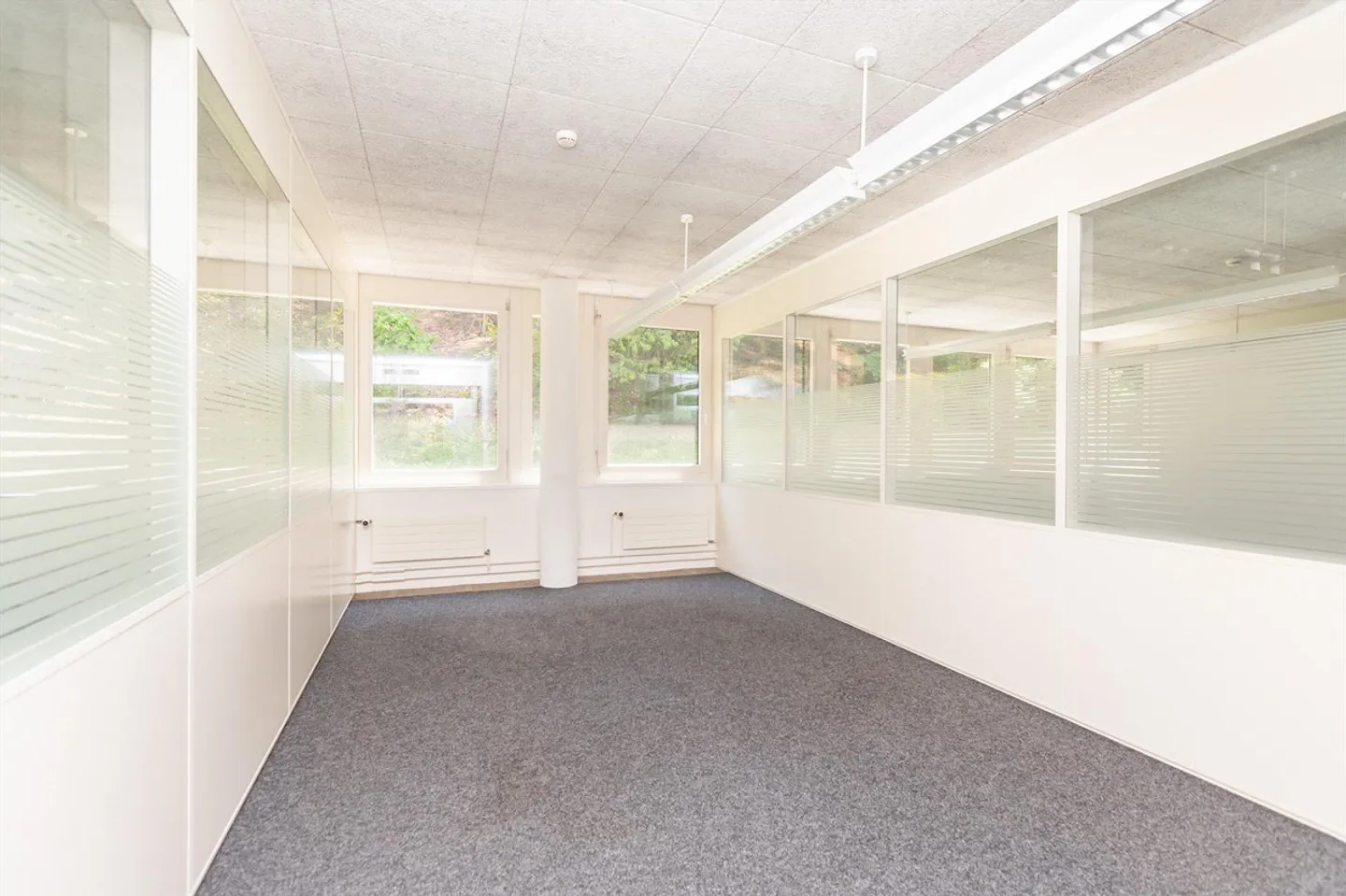 Office Space - Air-conditioned - with Raised Floors and Cafeteria - Photo 14 of 23