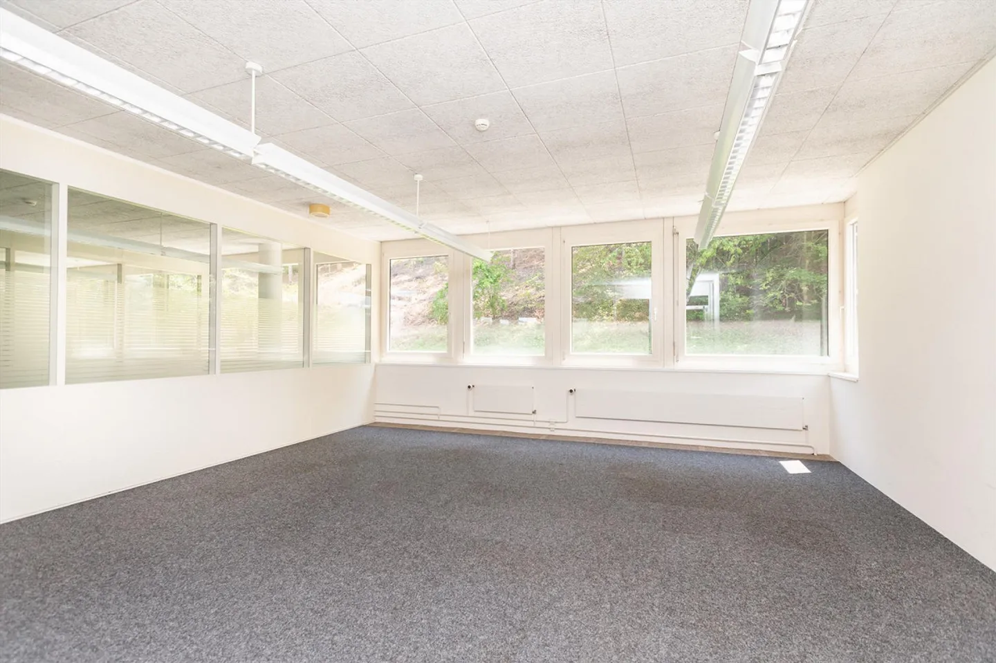 Office Space - Air-conditioned - with Raised Floors and Cafeteria - Photo 15 of 23