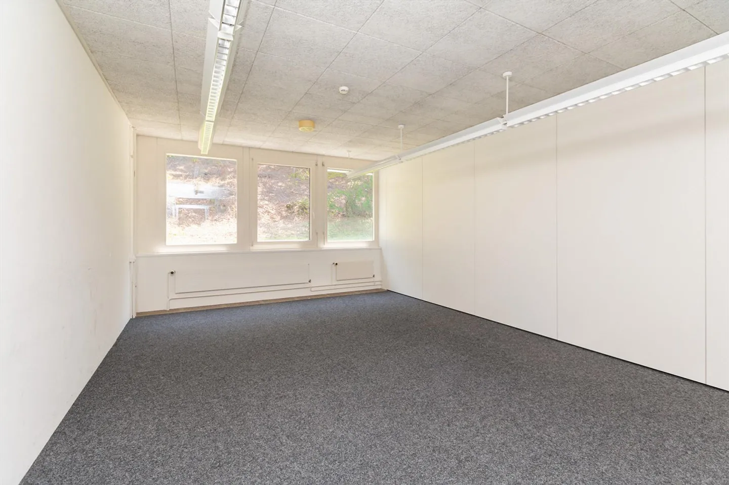 Office Space - Air-conditioned - with Raised Floors and Cafeteria - Photo 11 of 23