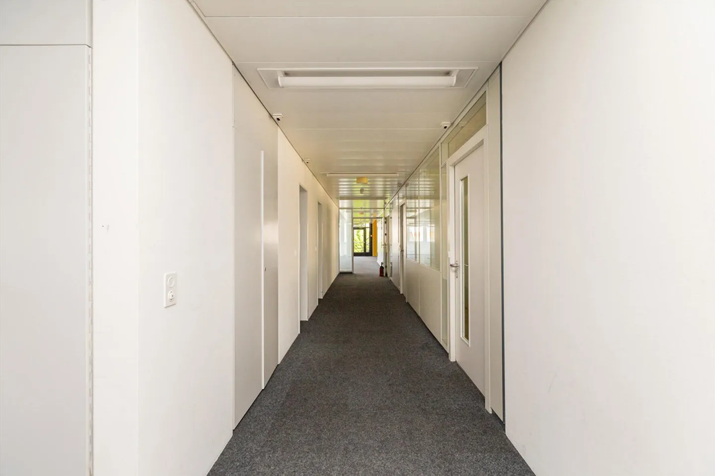 Office Space - Air-conditioned - with Raised Floors and Cafeteria - Photo 18 of 23