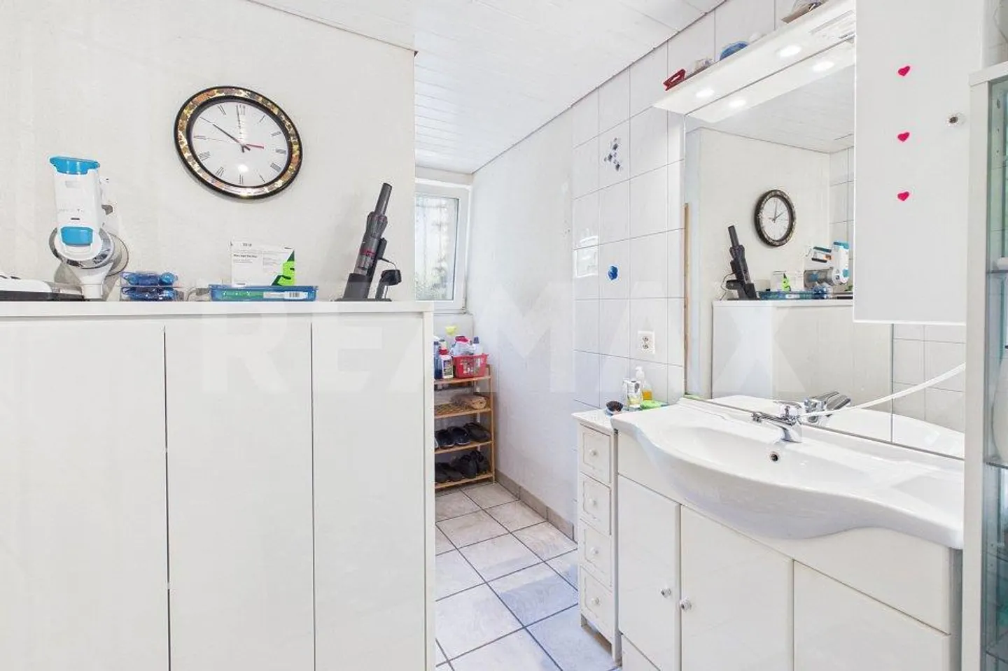 Single-family house with historic charm and potential - Photo 8 of 13