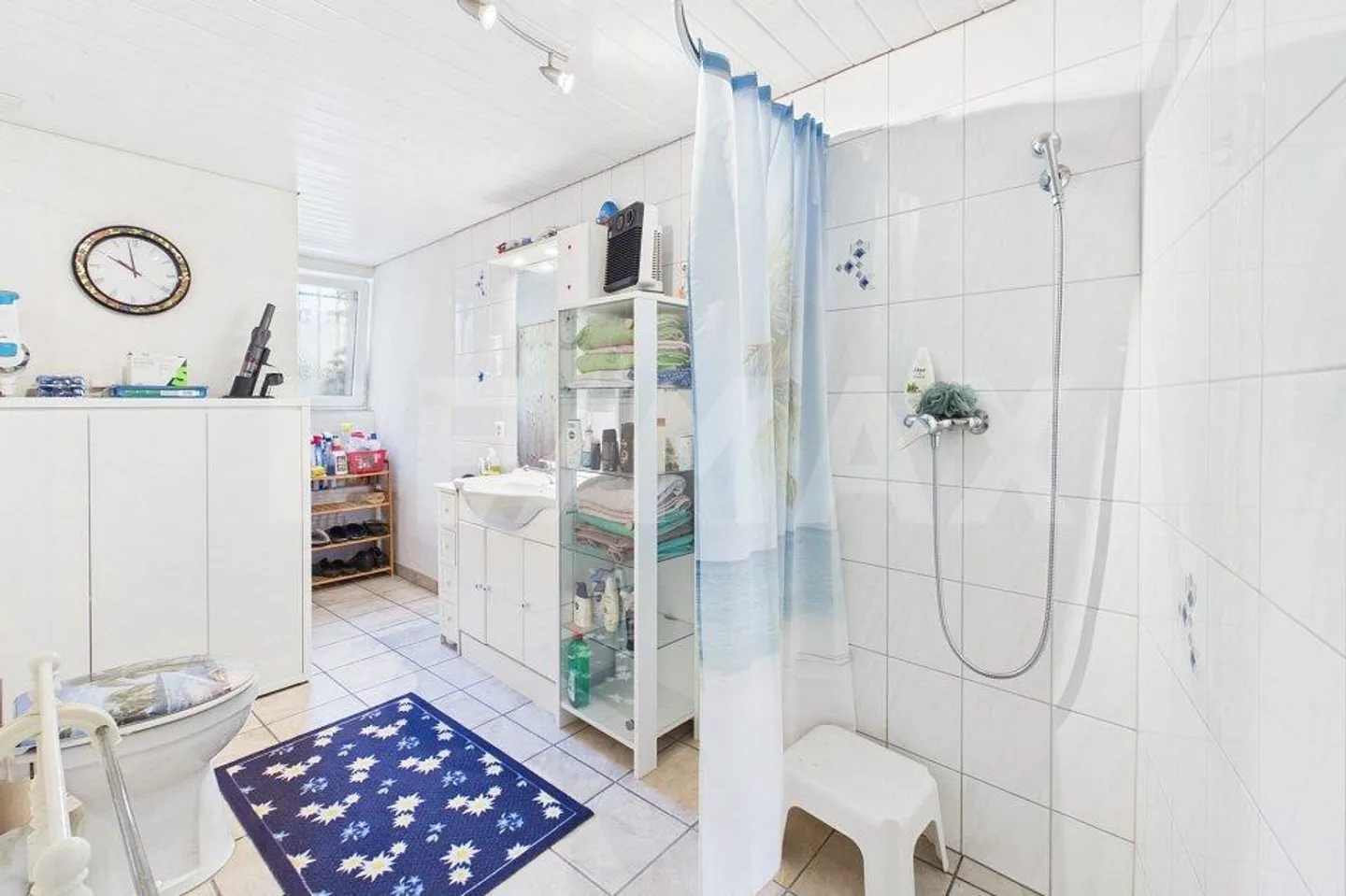 Single-family house with historic charm and potential - Photo 9 of 13