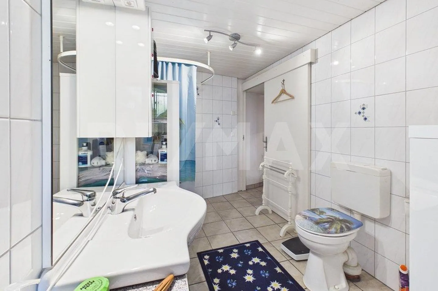 Single-family house with historic charm and potential - Photo 10 of 13