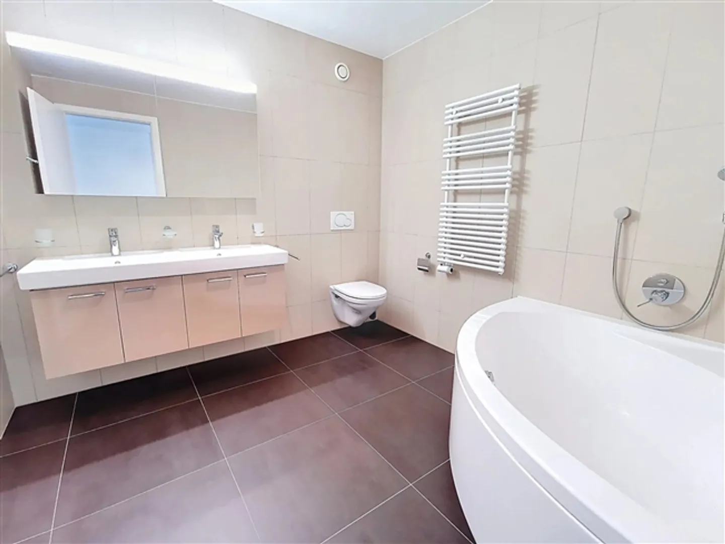 Magnifique appartement de 3,5 pièces avec jardin, terrasse et vue sur le lac - Photo 4 sur 9