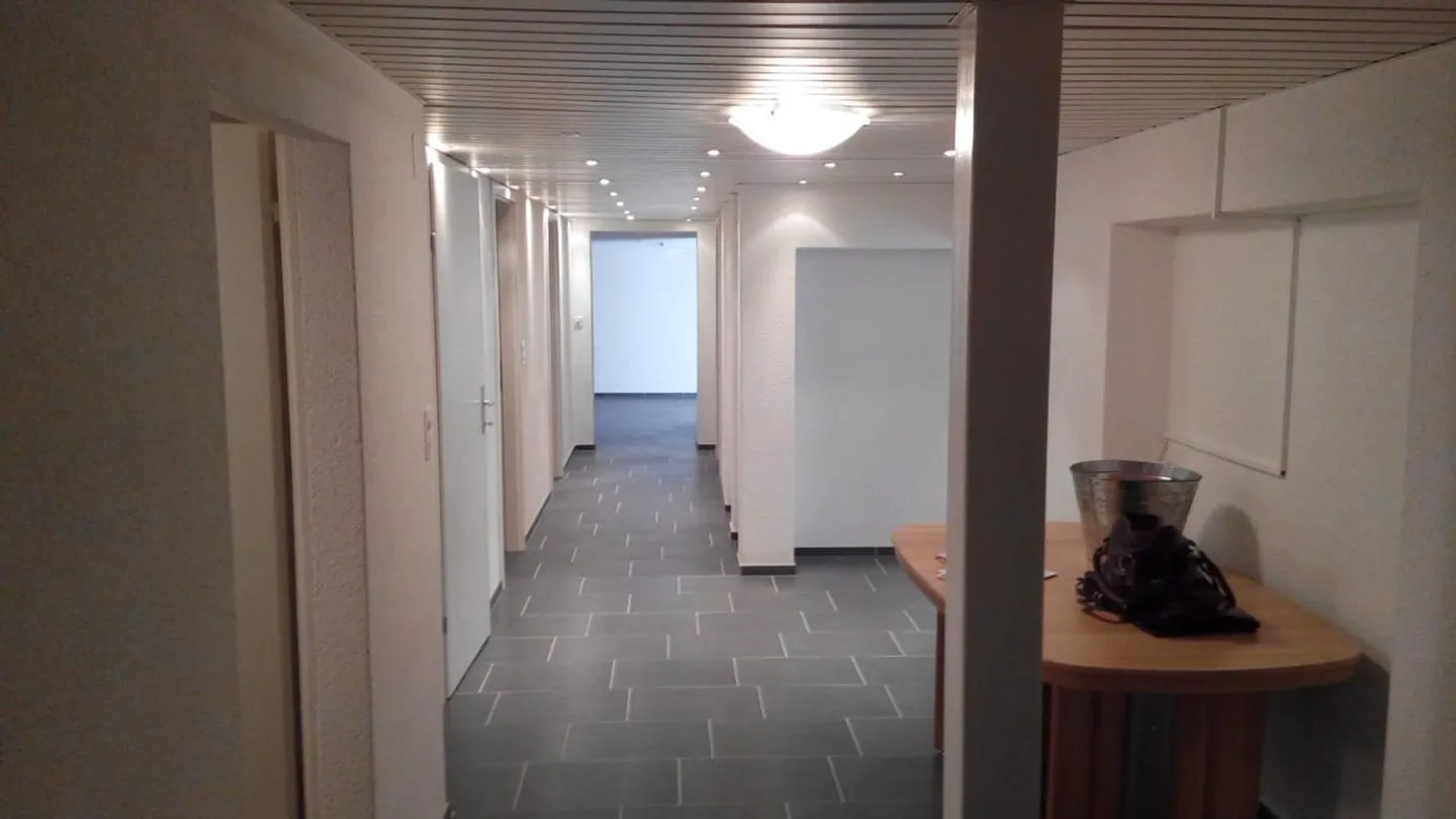 Appartement de 5 1/2 pièces au sous-sol - Photo 1 sur 5